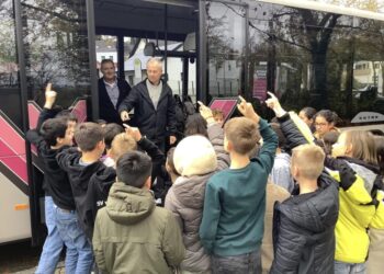 Schüler der Max-Planck-Realschule trainieren richtiges Verhalten in Bus und Bahn Schüler der Max-Planck-Realschule trainieren richtiges Verhalten in Bus und Bahn