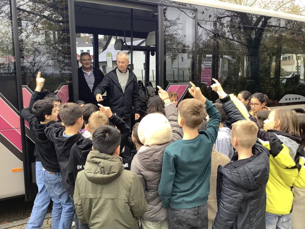 Schüler der Max-Planck-Realschule trainieren richtiges Verhalten in Bus und Bahn Bus -und Bahnfahren – aber richtig