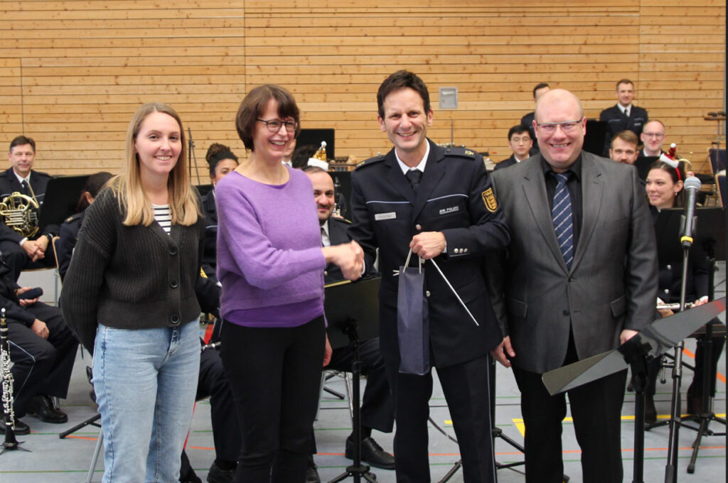 Landespolizeiorchester begeistert Schüler mit Musikmärchen „Peter und der Wolf“ Landespolizeiorchester begeistert Schüler mit Musikmärchen „Peter und der Wolf“