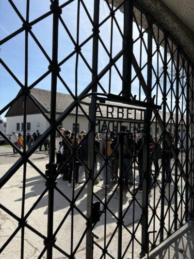 Der Weißen Rose ganz nah – Studienfahrt der Klassen 9a und 9b der Max-Planck Realschule nach Dachau und München