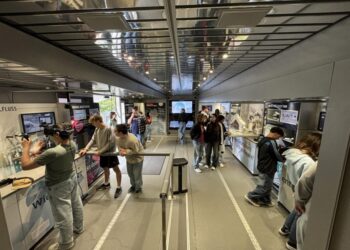 Realschüler fühlen sich wie Marty McFly -ein Science-Truck zeigt die Industrie der Zukunft