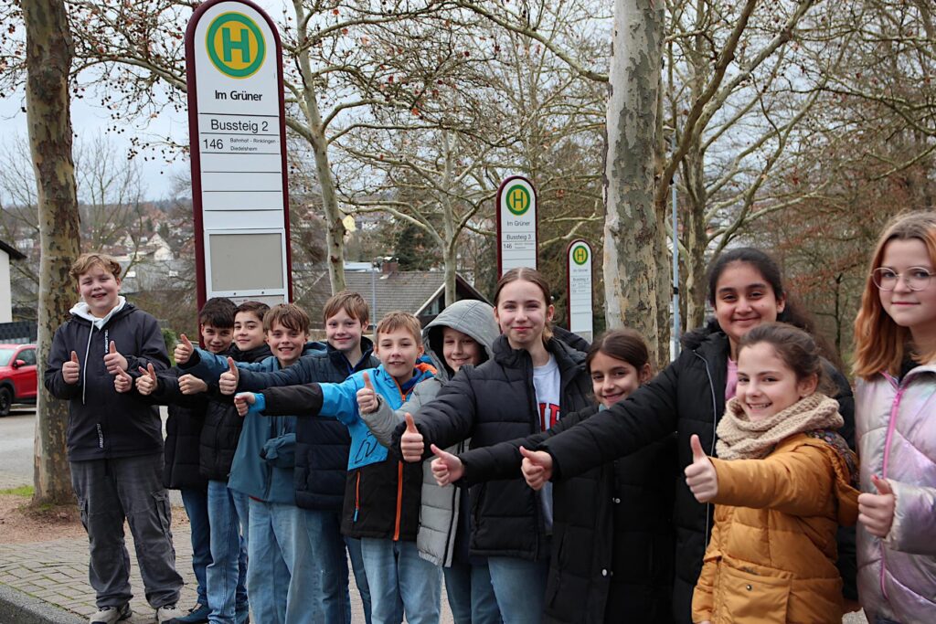 Die Klasse 5c der Max-Planck-Realschule weiß nun, wie man sicher mit Bus und Bahn unterwegs ist. Fünftklässler lernen Sicherheit im öffentlichen Nahverkehr