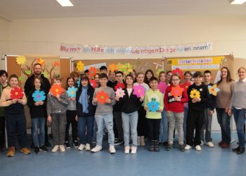 Ein buntes Meer aus selbstgebastelten Blumen zierte das Klassenzimmer der Klasse 7b der Max-Planck-Realschule.