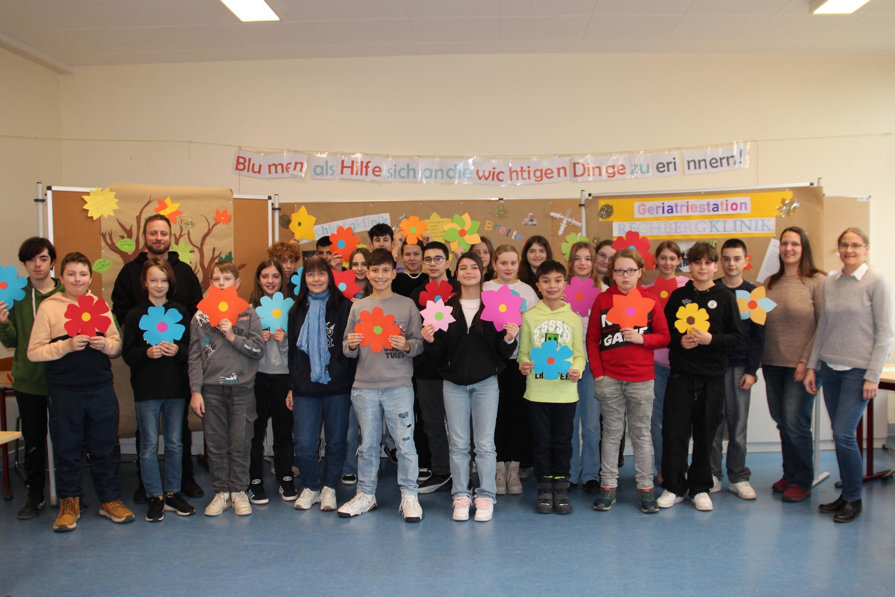 Ein buntes Meer aus selbstgebastelten Blumen zierte das Klassenzimmer der Klasse 7b der Max-Planck-Realschule. Blumen basteln gegen das Vergessen: Ein Herzensprojekt der 7. Klasse