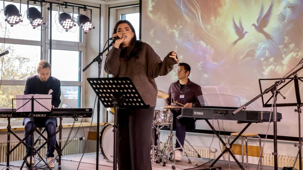 Max-Planck Realschule feiert 60. Geburtstag_Sängerin Max-Planck Realschule feiert 60. Geburtstag