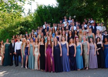 Abschlussfeier 2025 - Die Schüler in Abendgarderobe Abschlussfeier 2025 - Die Schüler in Abendgarderobe