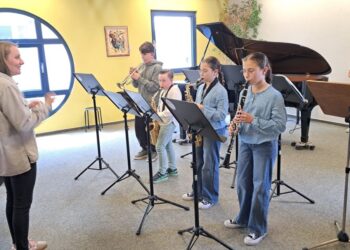 Unsere jungen Musiker der Bläserklassen 5 und 6 beeindruckten das Publikum beim 50-jährigen Jubiläum der Jugendmusikschule Unterer Kraichgau e.V mit einer tollen Darbietung von fünf abwechslungsreichen Stücken.