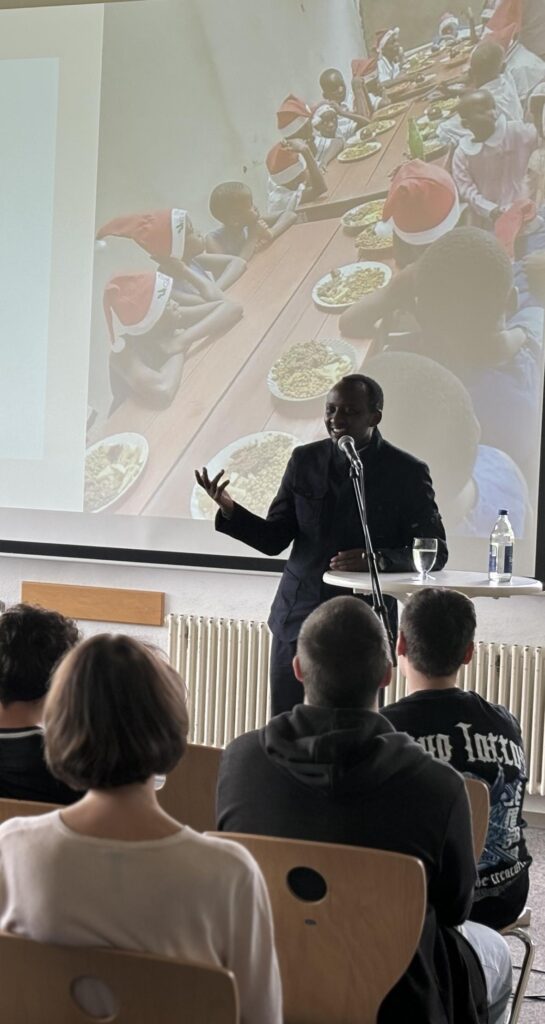Nach dem Vortrag öffnete Nestor Ndayongeje den Raum für Fragen, die die Schülerinnen und Schüler der neunten Klassen eifrig nutzten. Nach dem Vortrag öffnete Nestor Ndayongeje den Raum für Fragen, die die Schülerinnen und Schüler der neunten Klassen eifrig nutzten.