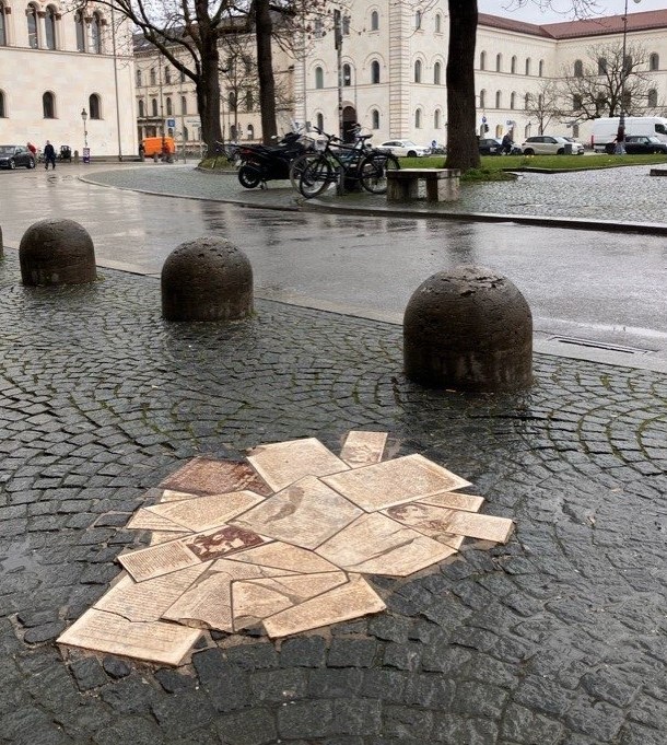 Vorbilder Hans und Sophie Scholl - Studienfahrt der neunten Klassen der Max-Planck Realschule nach Dachau und München München_WeißeRose Vorbilder Hans und Sophie Scholl - Studienfahrt der neunten Klassen der Max-Planck Realschule nach Dachau und München