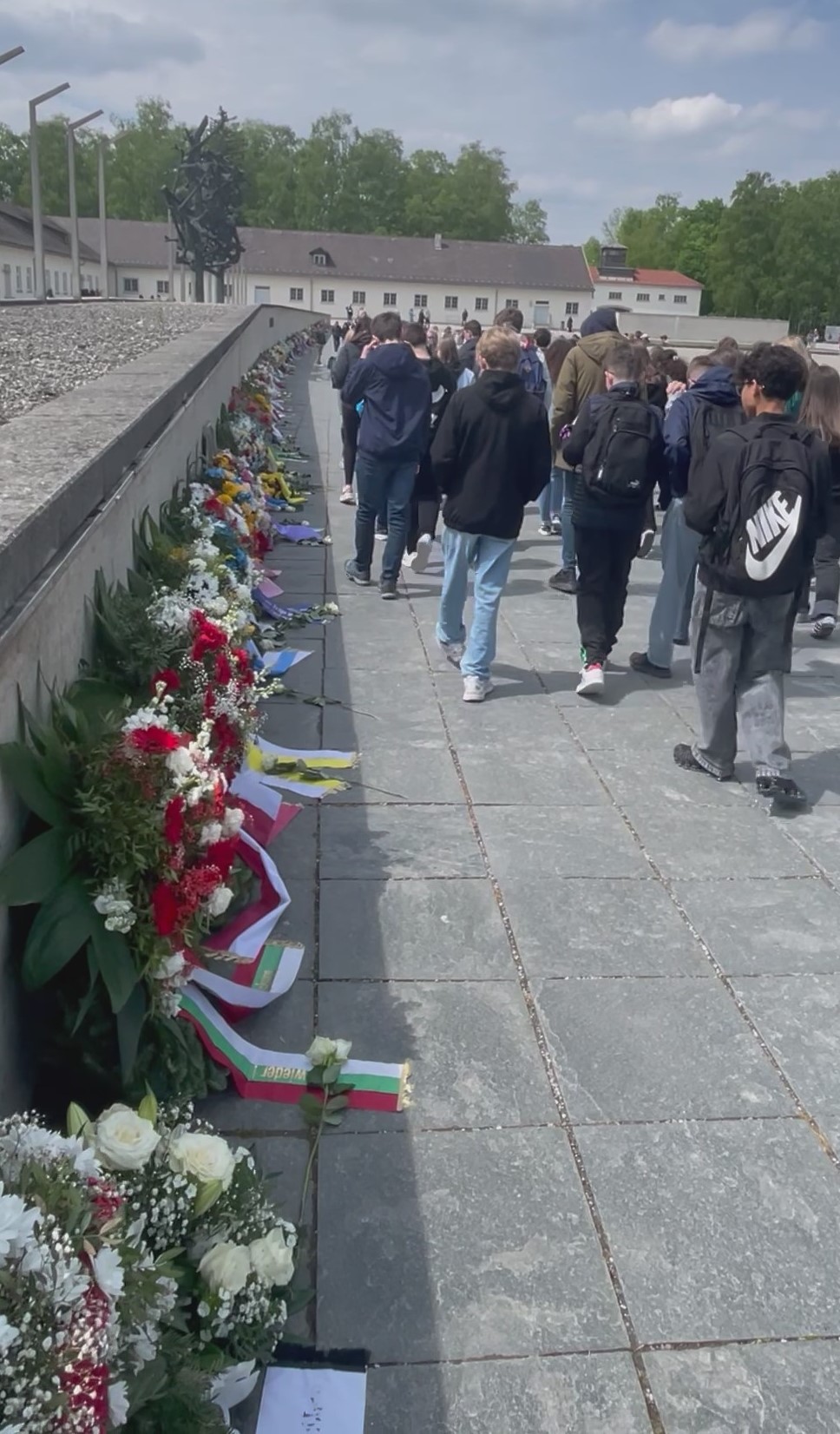 Vorbilder Hans und Sophie Scholl - Studienfahrt der neunten Klassen der Max-Planck Realschule nach Dachau und München Vorbilder Hans und Sophie Scholl - Studienfahrt der neunten Klassen der Max-Planck Realschule nach Dachau und München