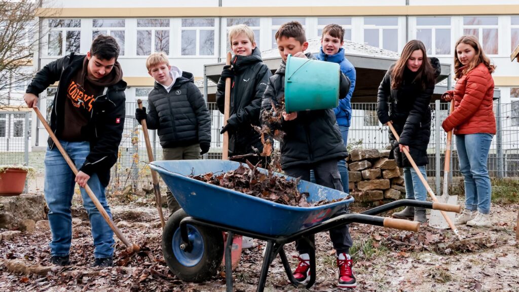 Schüler bearbeiten den neuen Schulgarten Schüler bearbeiten den neuen Schulgarten