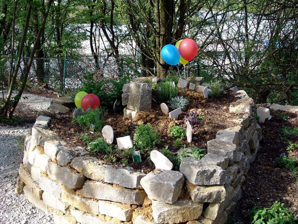 Hochbeet mit Trockenmauer Hochbeet mit Trockenmauer