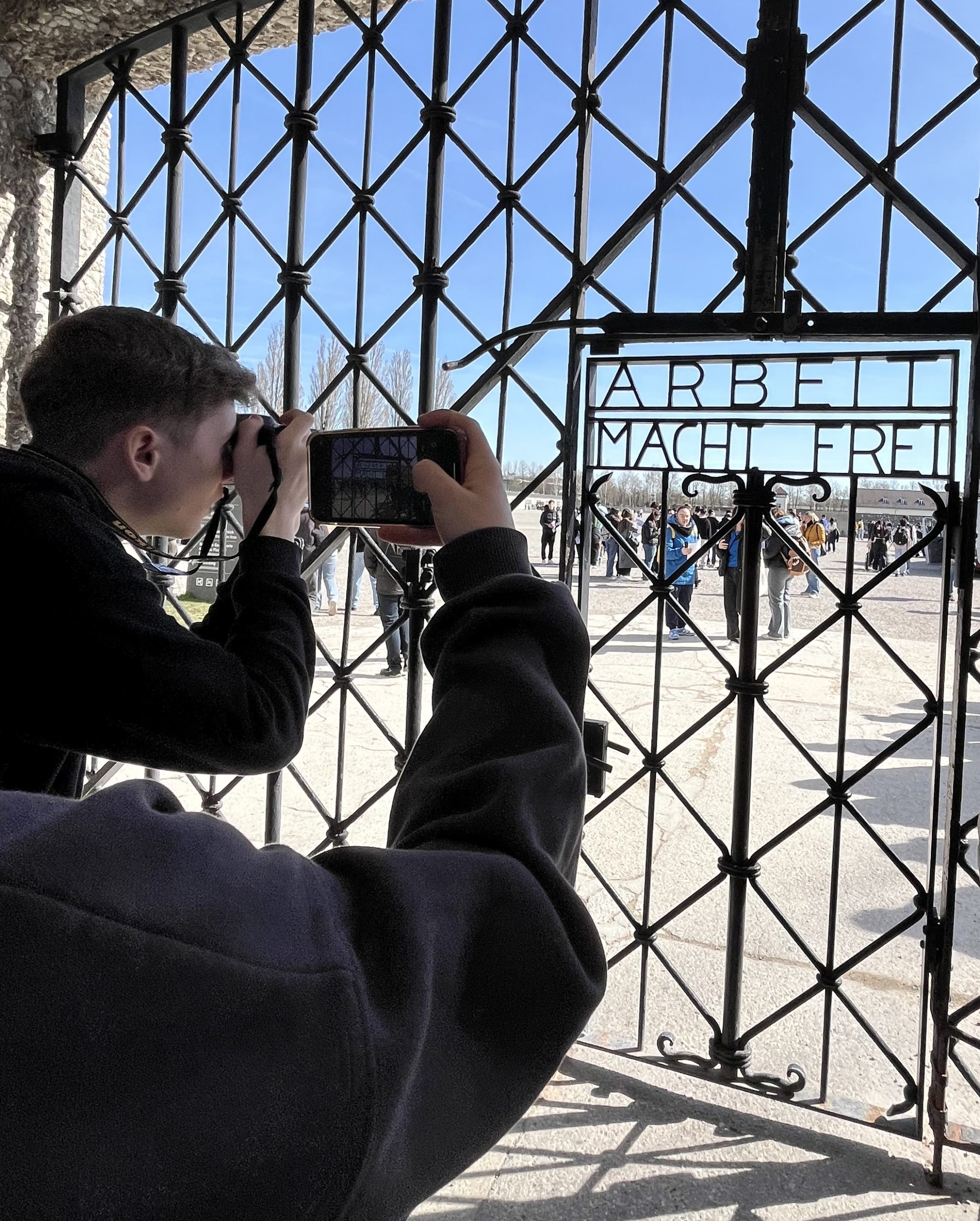 Vorbilder Hans und Sophie Scholl - Studienfahrt der neunten Klassen der Max-Planck Realschule nach Dachau und München Vorbilder Hans und Sophie Scholl – Studienfahrt der neunten Klassen der Max-Planck Realschule nach Dachau und München