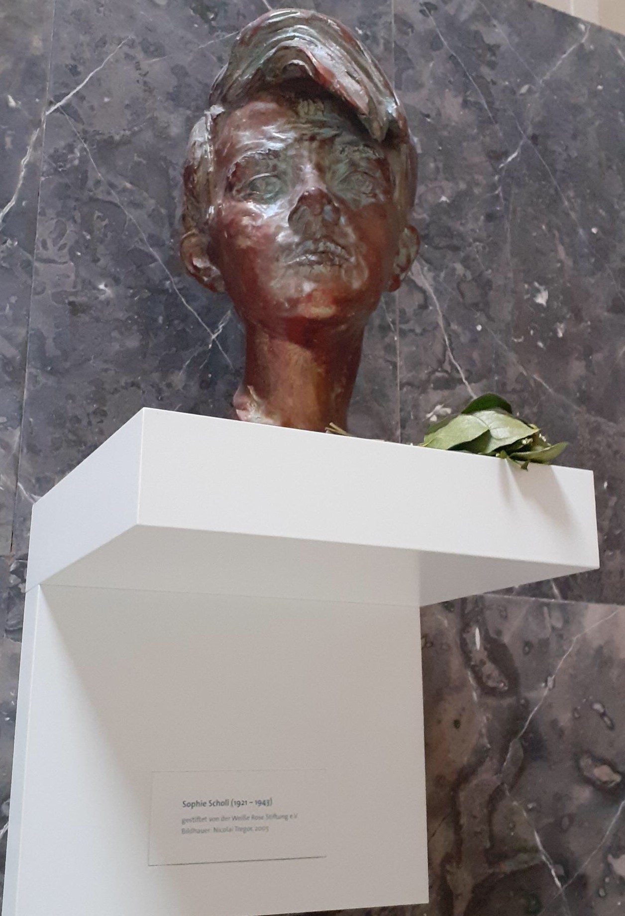 Vorbilder Hans und Sophie Scholl - Studienfahrt der neunten Klassen der Max-Planck Realschule nach Dachau und München - weiße rose Vorbilder Hans und Sophie Scholl - Studienfahrt der neunten Klassen der Max-Planck Realschule nach Dachau und München