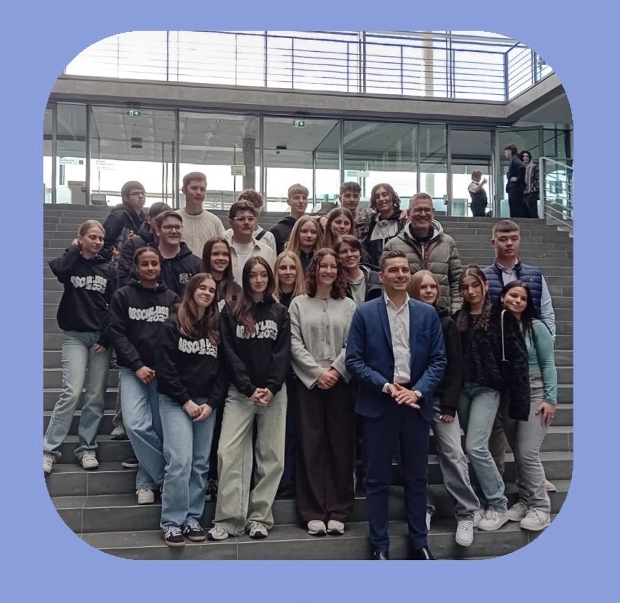 Gruppenbild in Berlin Mit Angela Merkel am Nebentisch – Die Klasse 10A der MPR in Berlin
