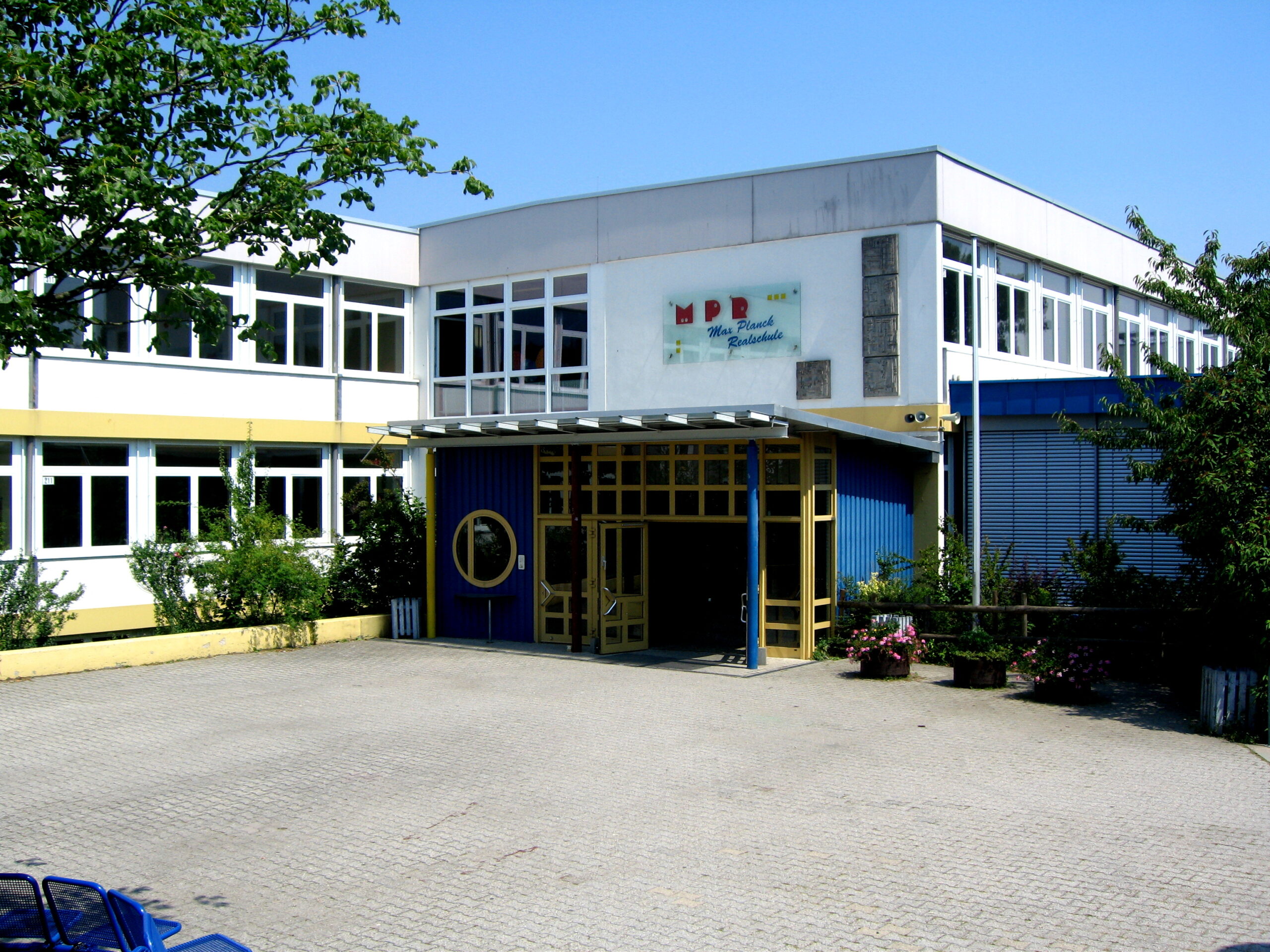 Schulhof Pausenhof und Eingang der MPR.