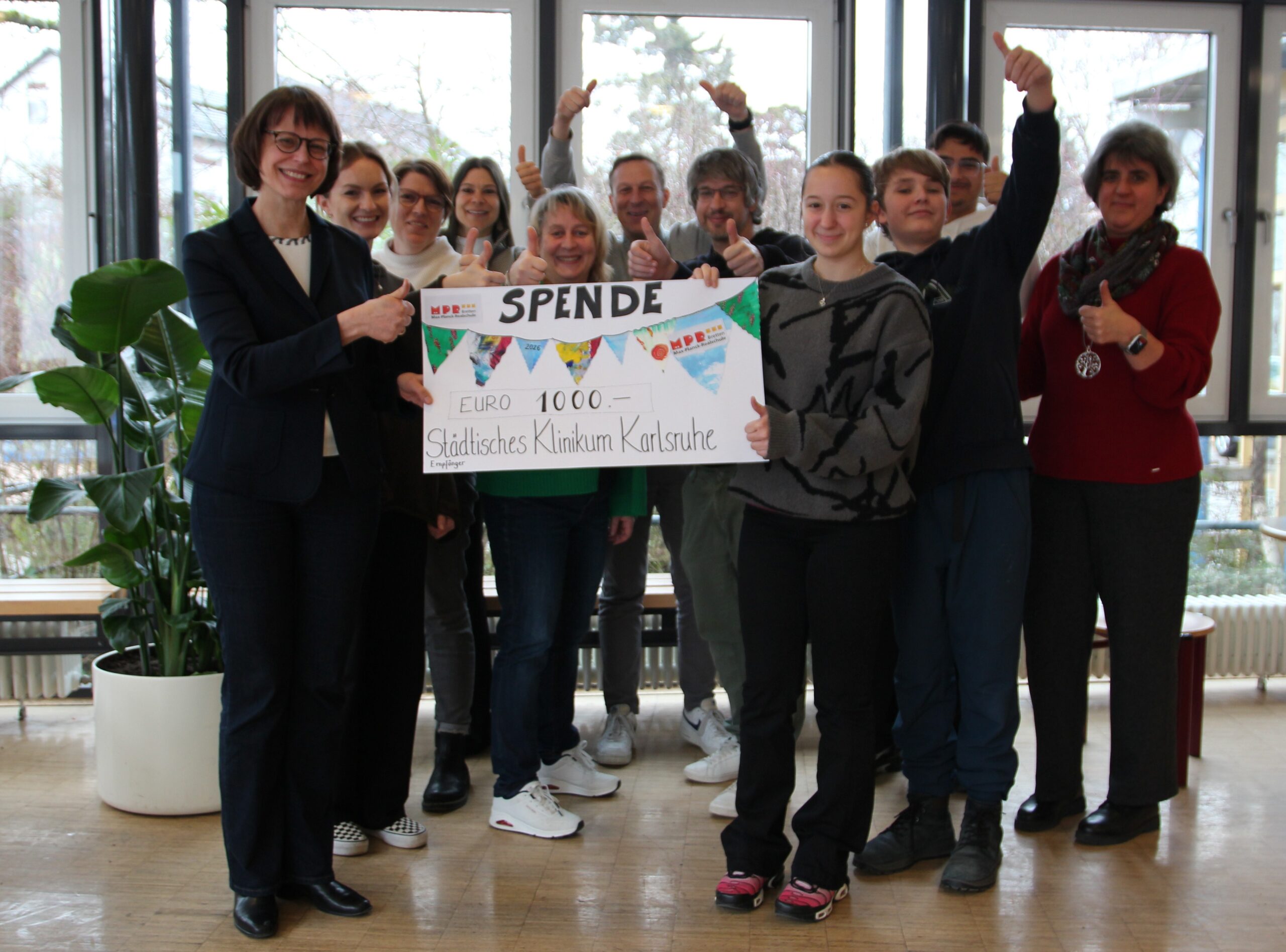 Schülerinnen und Schüler der MPR spenden 1.000 € an die Kinderklinik Karlsruhe