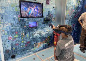 Der expedition d-Truck zeigt Realschülern an der Max-Planck-Schule in Bretten Virtual Reality und digitale Berufe